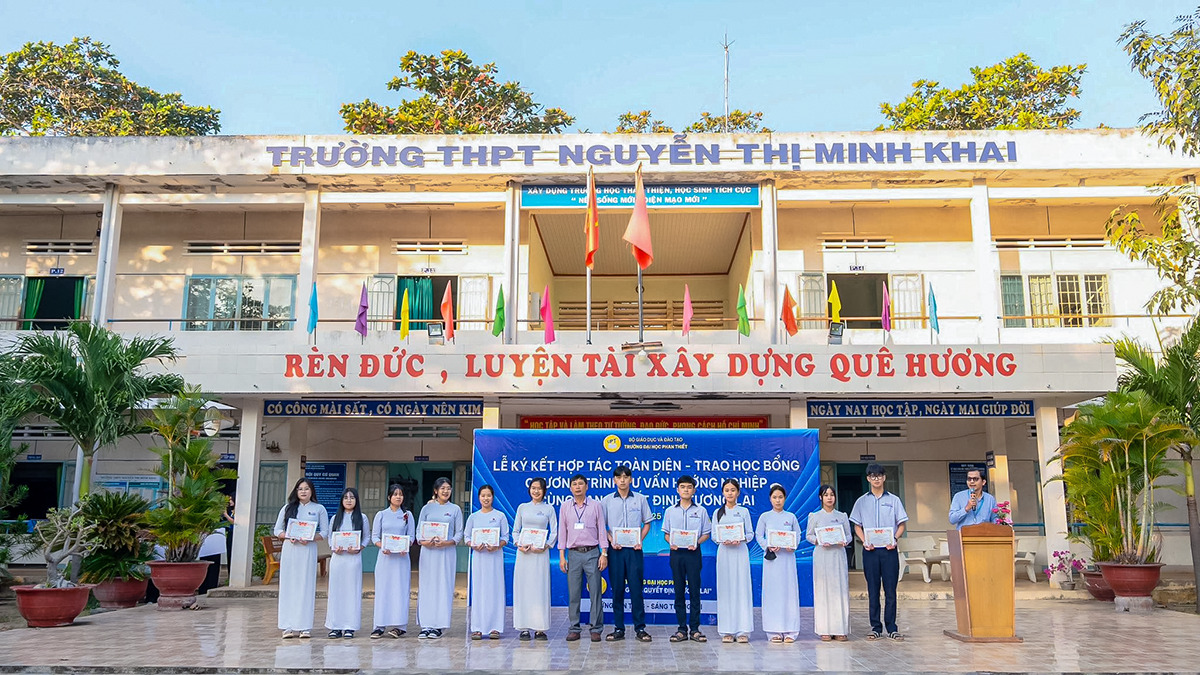 lớp 12a9 trường THPT- Nguyễn Thị Minh Khai-Lương Sơn - Bình Thuận.